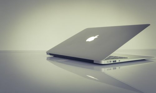 客服人员戴耳机在电脑前处理用户核实请求，办公环境整洁明亮